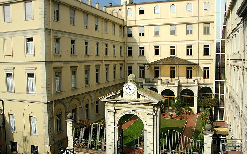 Il cortile storico del Collegio San Giuseppe con l'arco d'ingresso e l'orologio